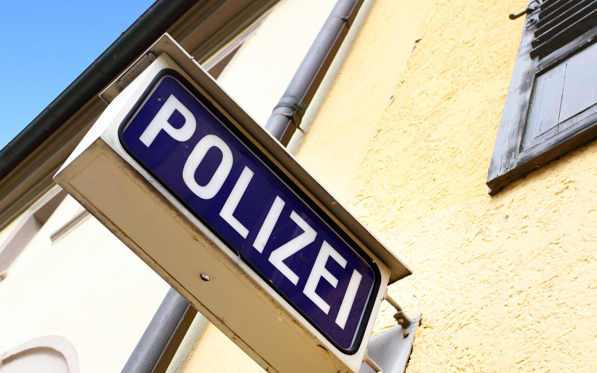 The call for help at the police station 1 Help from the police