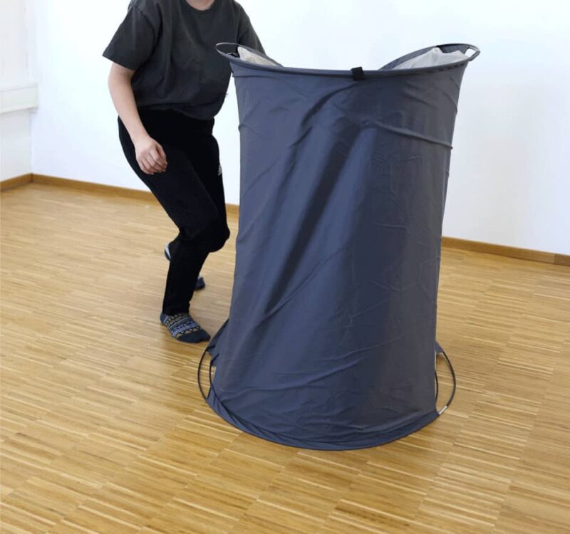 Folding the SAFECAVE pop-up shielding tent for single beds correctly, step 3